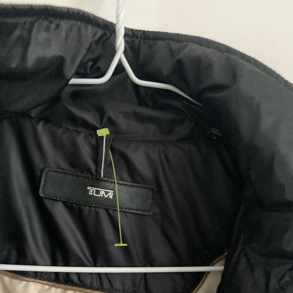 Tumi adjustable light quilted car coat. Removable hood. Very nice condition. - Picture 4 of 8